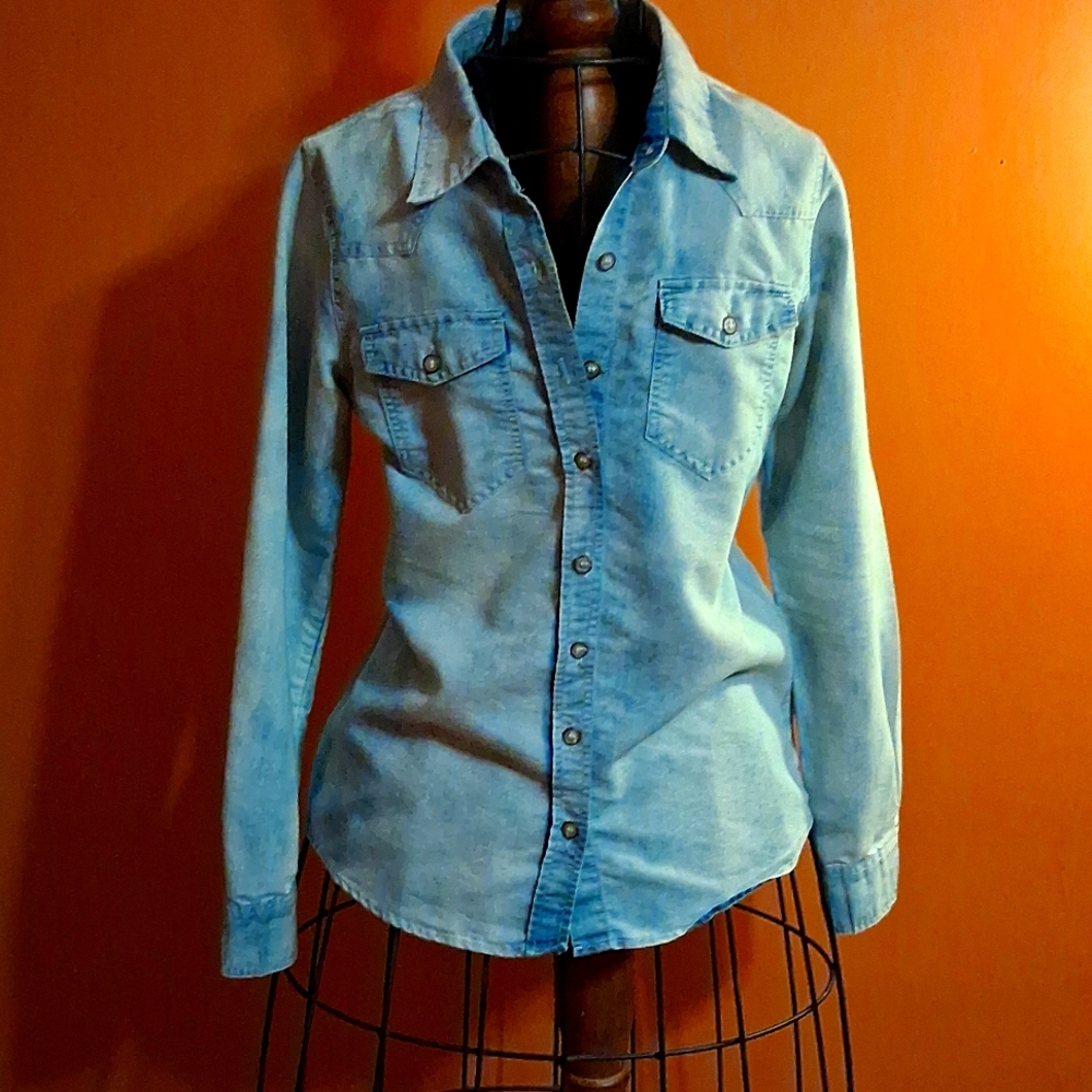 Rue21 Blue Fitted Long Sleeve Button Chambray Denim Shirt